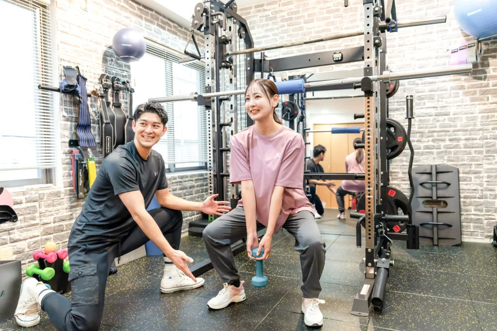 一人ひとりに合わせたオーダーメイドのパーソナルトレーニングを行う様子