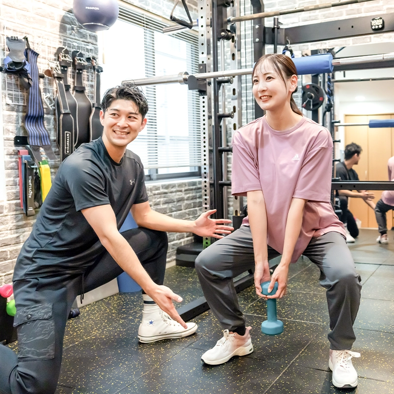 一人ひとりに合わせたオーダーメイドのパーソナルトレーニングを行う様子