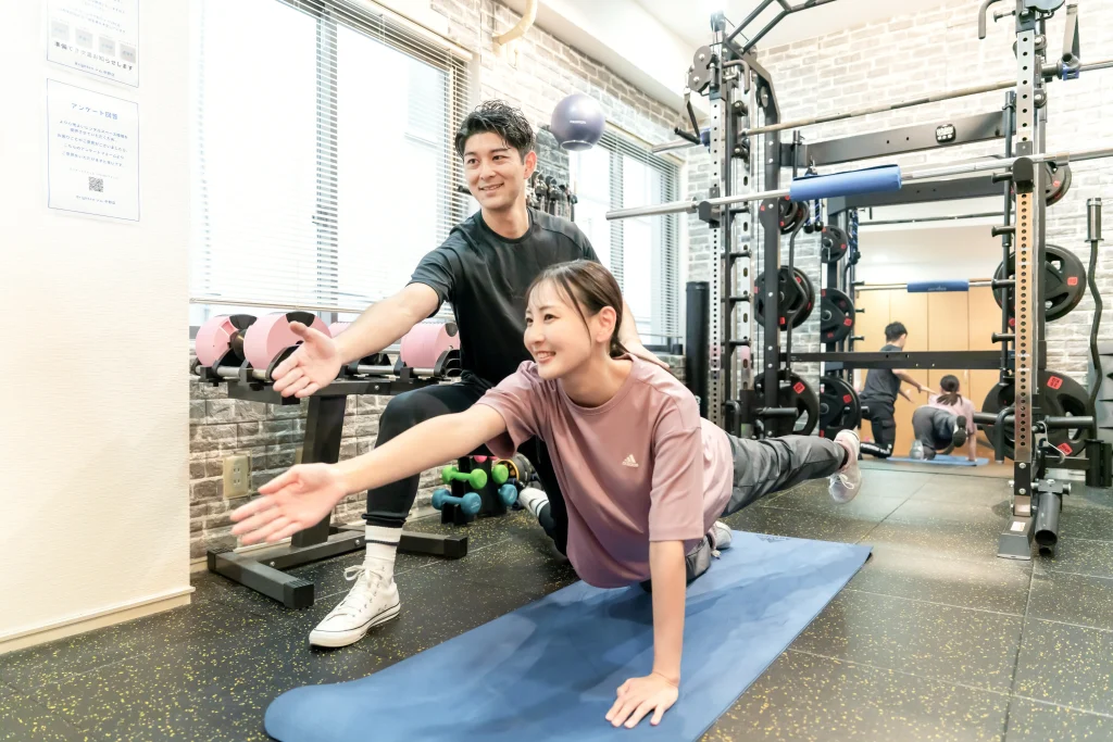 女性の体調や悩みに寄り添いながらトレーニングをサポートする様子