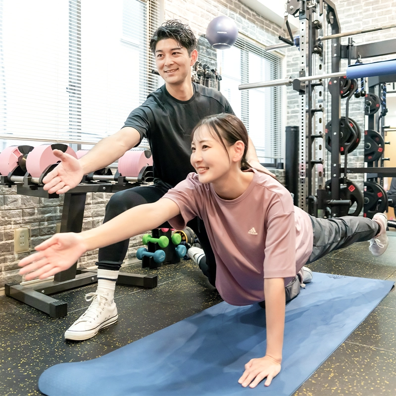 女性の体調や悩みに寄り添いながらトレーニングをサポートする様子