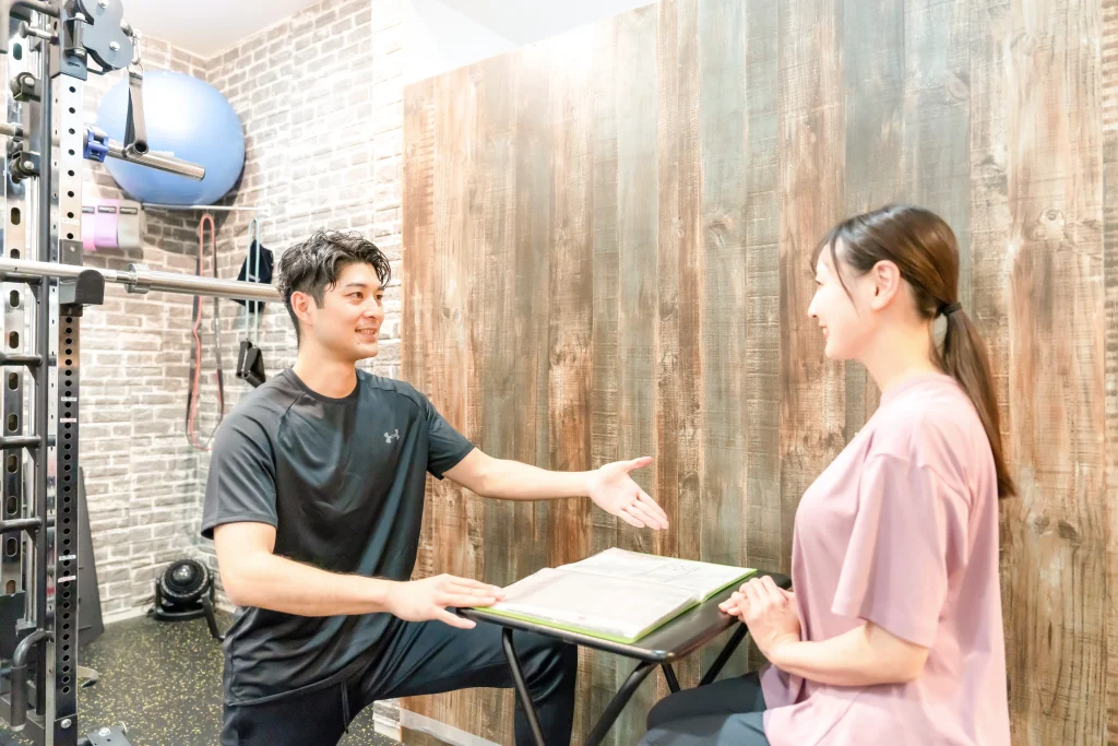 体験トレーニング後にフィードバックや今後の案内を受けている様子