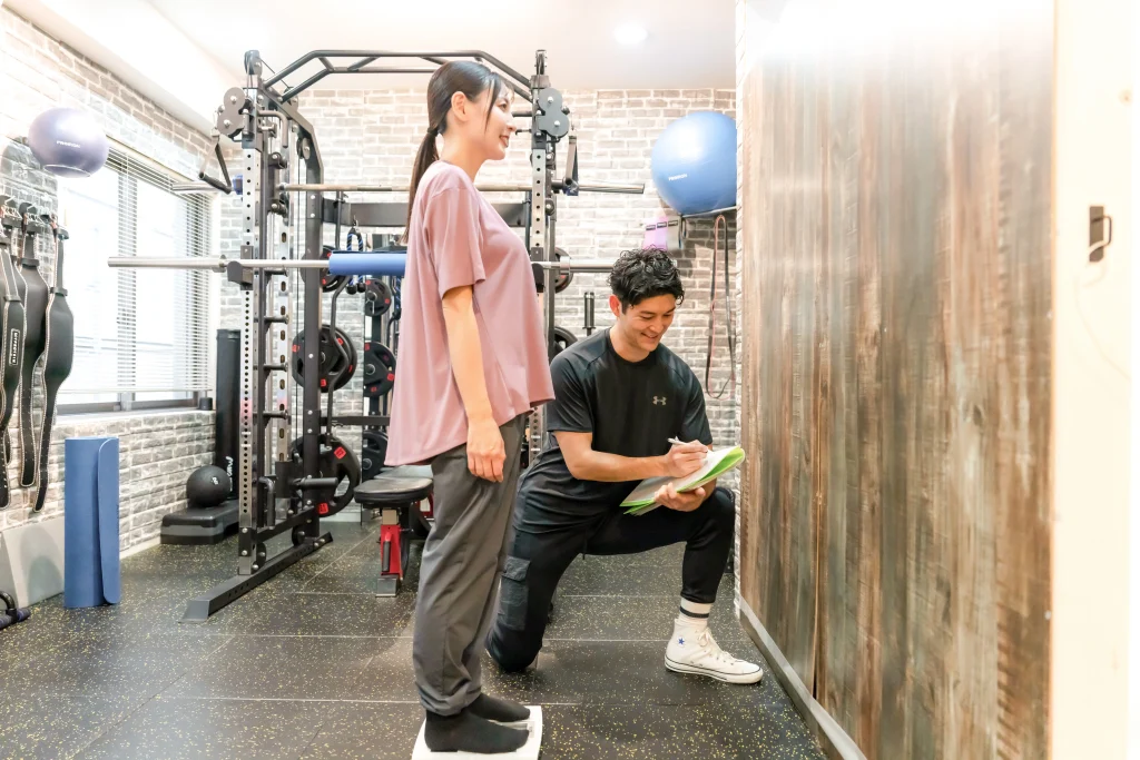 トレーナーが体調や目標についてカウンセリングを行っている様子