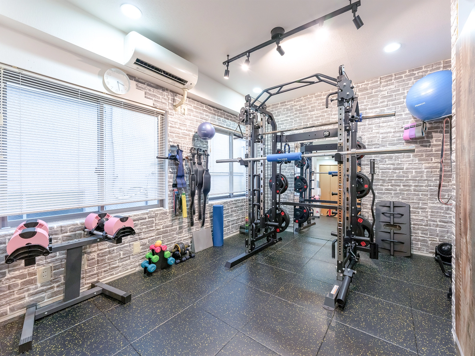 Brightenパーソナルジムの清潔感のあるトレーニングスペース内観